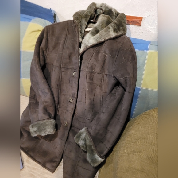 Womens Brown Faux Fur Coat. Size large - Picture 5 of 7